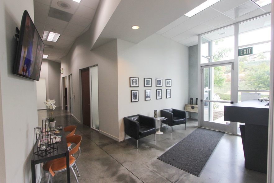 28005 Smyth Dr, Santa Clarita, CA for lease - Lobby - Image 3 of 10