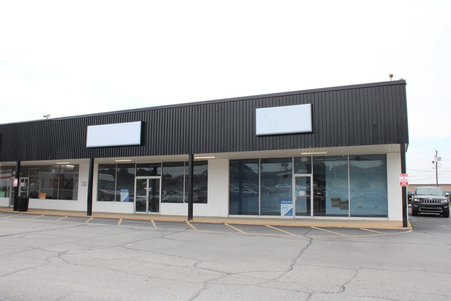 581-621 Old Hickory Blvd, Jackson, TN for lease - Building Photo - Image 3 of 12