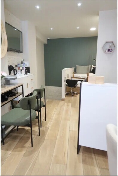 Retail in Saint-Mandé for lease - Interior Photo - Image 1 of 4