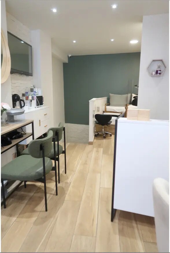 Retail in Saint-Mandé for lease Interior Photo- Image 1 of 5