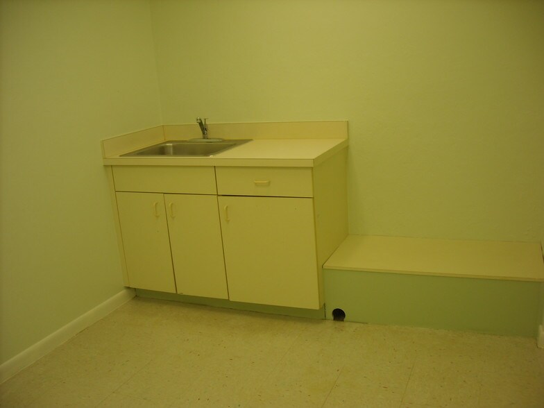 3900 Broadway Ave, Fort Myers, FL for sale - Interior Photo - Image 3 of 9