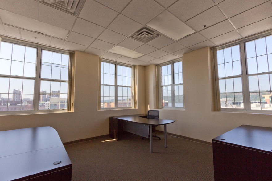28 Wells Ave, Yonkers, NY for lease - Interior Photo - Image 3 of 8