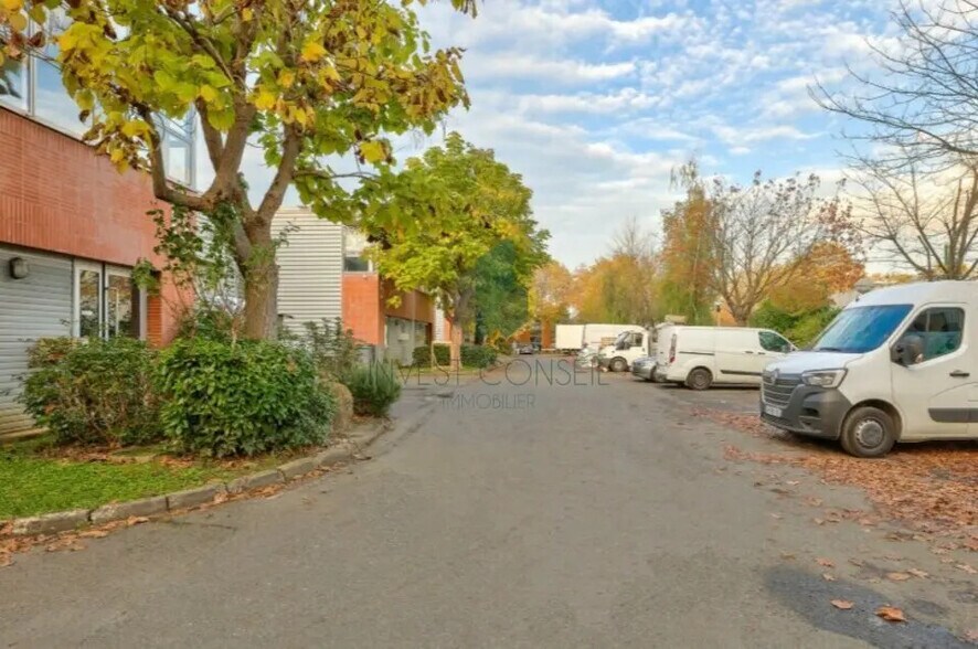 Flex in Gonesse for lease - Building Photo - Image 2 of 3