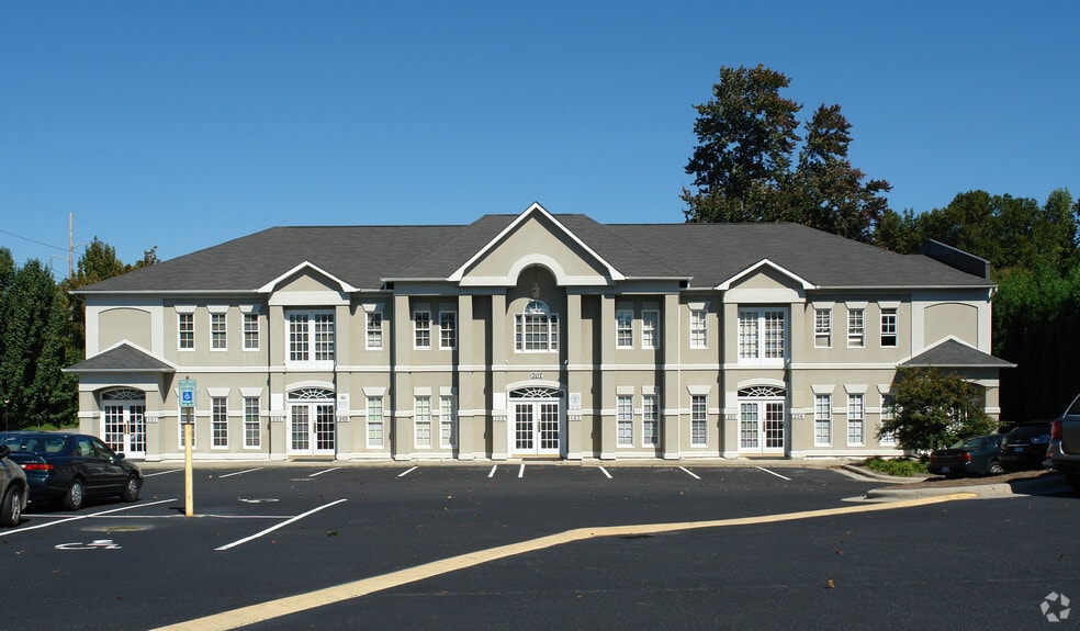 707 Westchester Dr, High Point, NC for lease - Building Photo - Image 2 of 6