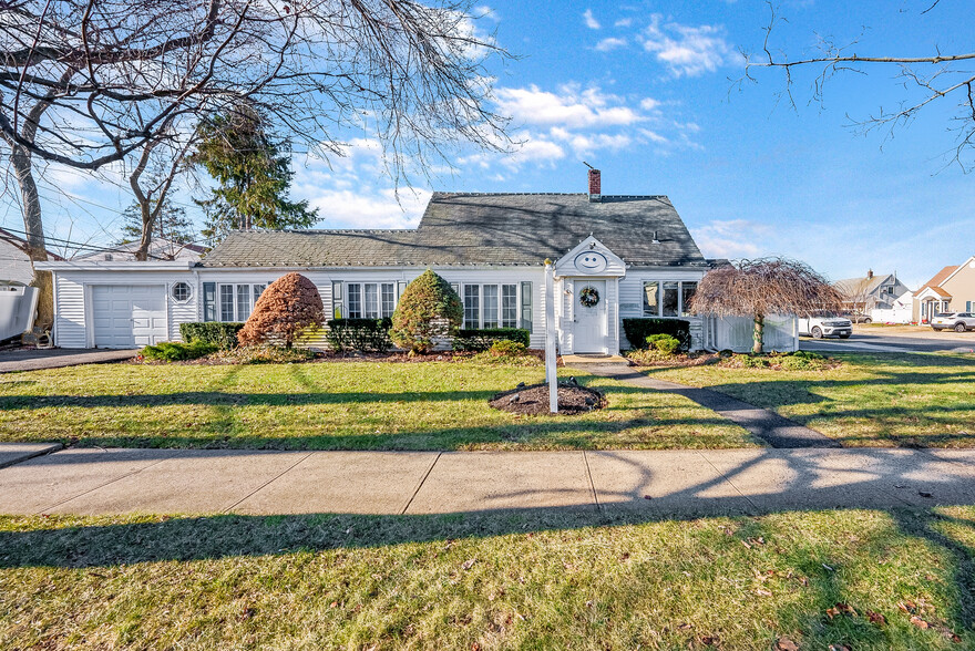 542 Gardiners Ave, Levittown, NY for sale - Primary Photo - Image 1 of 1