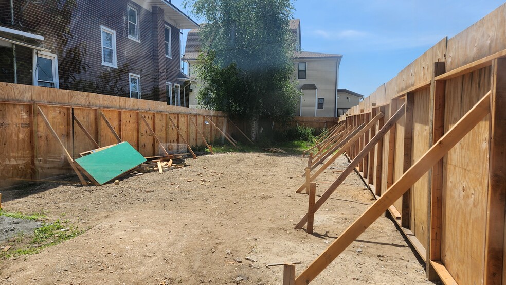 6707 Beach Channel Dr, Arverne, NY for sale - Building Photo - Image 3 of 12