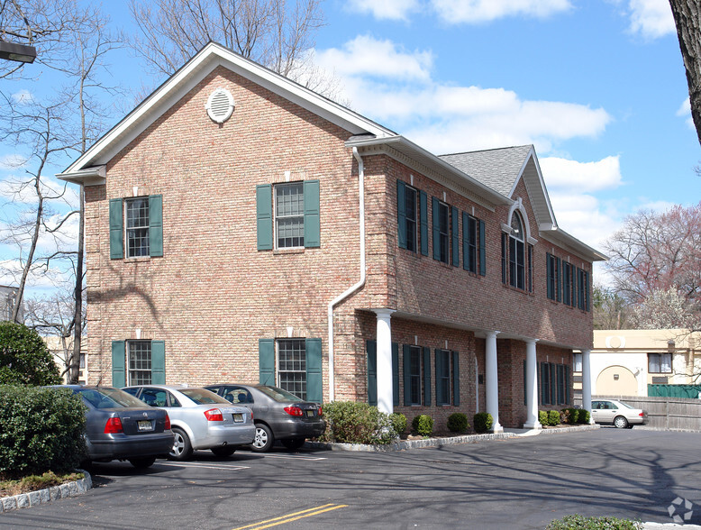 11 Farview Ter, Paramus, NJ for sale - Primary Photo - Image 1 of 1