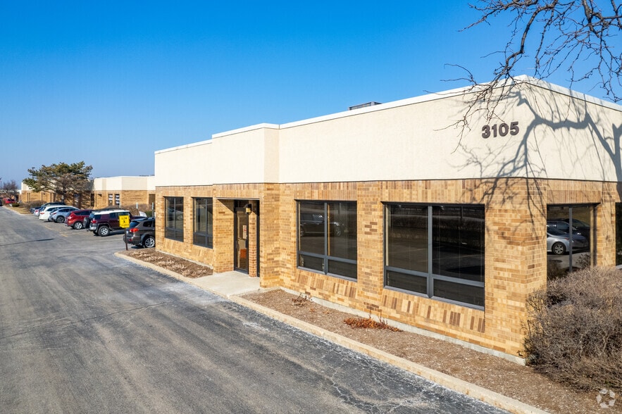 3105 N Wilke Rd, Arlington Heights, IL for lease - Primary Photo - Image 2 of 8