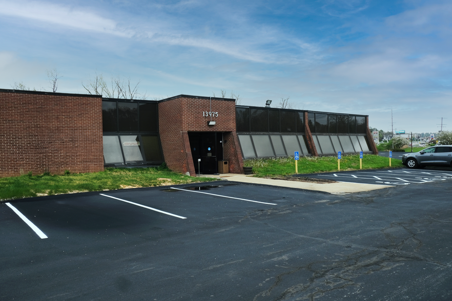 13975 Manchester Rd, Manchester, MO for lease - Building Photo - Image 2 of 5