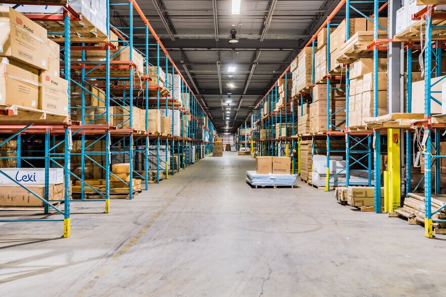 9275 Boul Henri-Bourassa E, Montréal, QC for lease - Interior Photo - Image 2 of 13