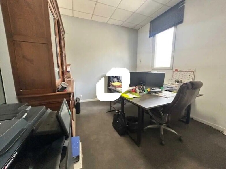 Flex in Le Thillay for lease - Interior Photo - Image 3 of 6