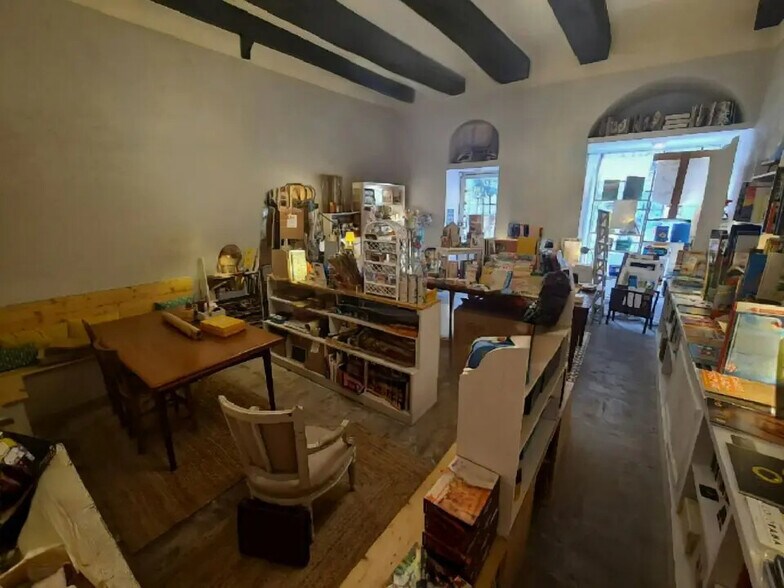 Retail in Nice for lease - Interior Photo - Image 2 of 2