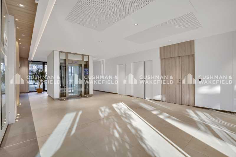 Office in Saint-Aubin for lease - Lobby - Image 3 of 15