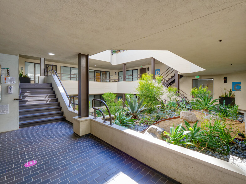 860 Via de la Paz, Pacific Palisades, CA for lease - Building Photo - Image 3 of 15