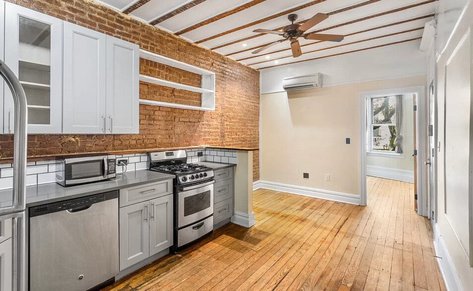 662 Madison St, Brooklyn, NY for sale - Interior Photo - Image 2 of 9