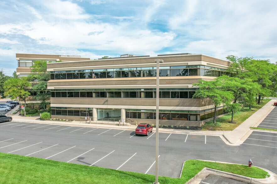 555 Grove St, Herndon, VA for lease - Building Photo - Image 1 of 6