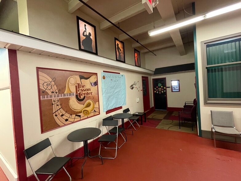 202 S 3rd St, Coopersburg, PA for lease - Building Photo - Image 3 of 15