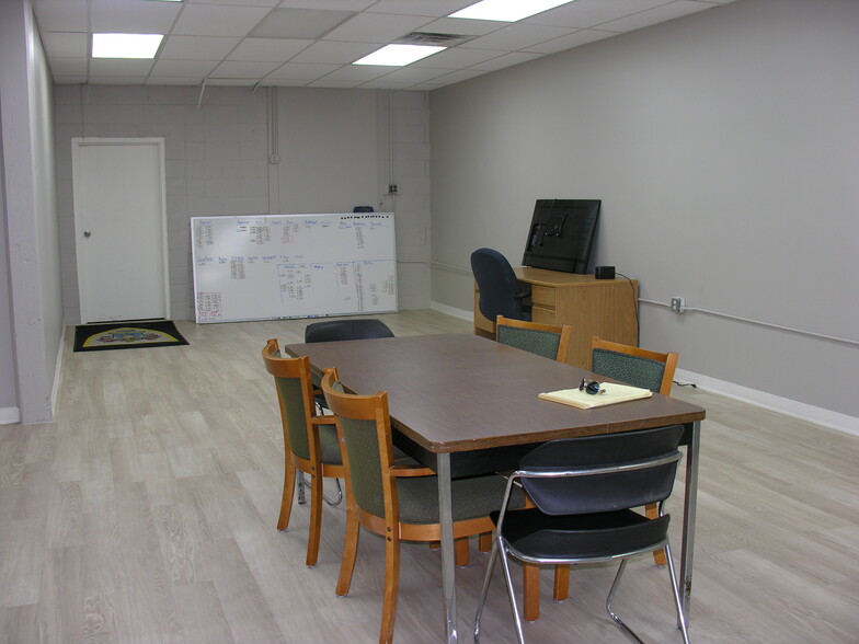 220 W Wayne St, Kendallville, IN for lease - Interior Photo - Image 2 of 29