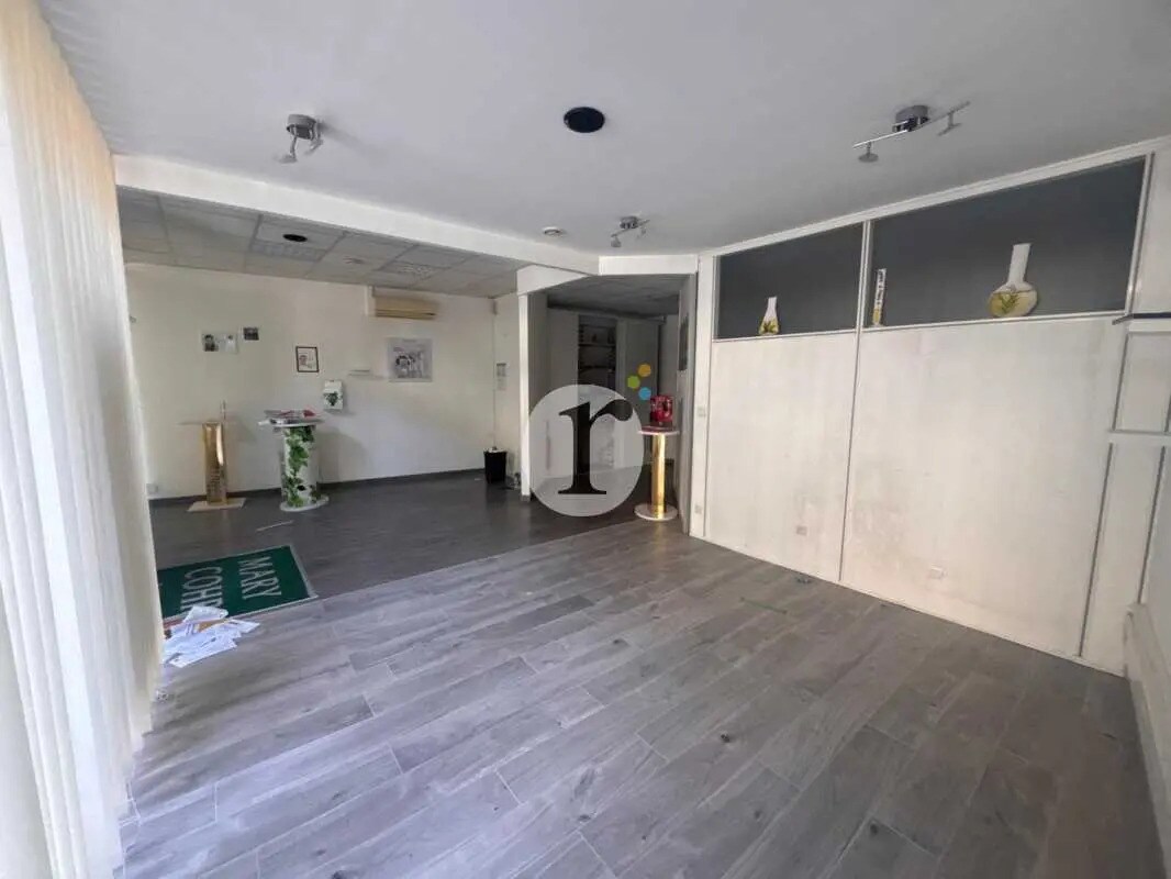 Retail in Lille for lease Interior Photo- Image 1 of 5