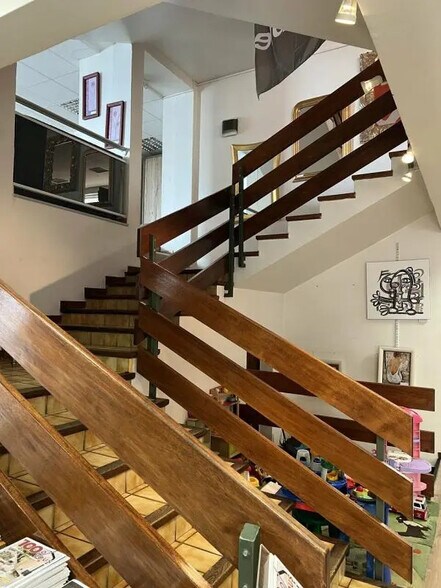 Retail in Aubagne for lease - Building Photo - Image 3 of 5