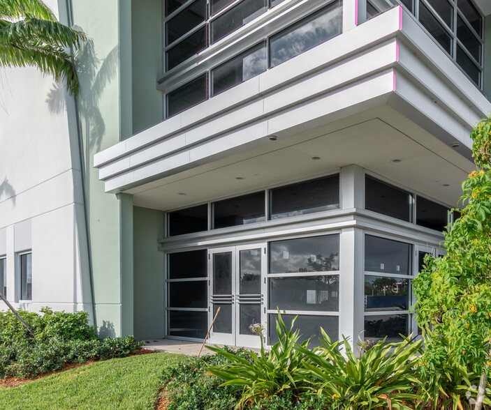 600 Hillsboro Technology Dr, Deerfield Beach, FL for lease - Building Photo - Image 3 of 11