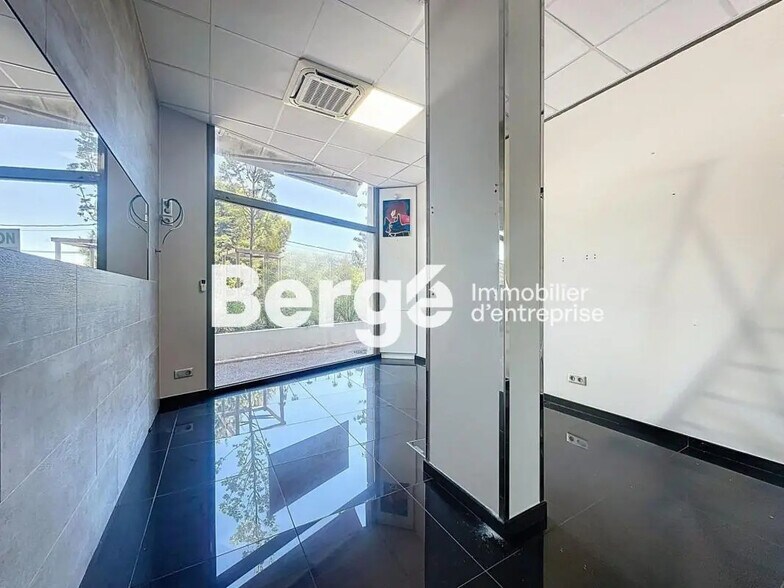 Retail in Antibes for lease - Interior Photo - Image 2 of 5