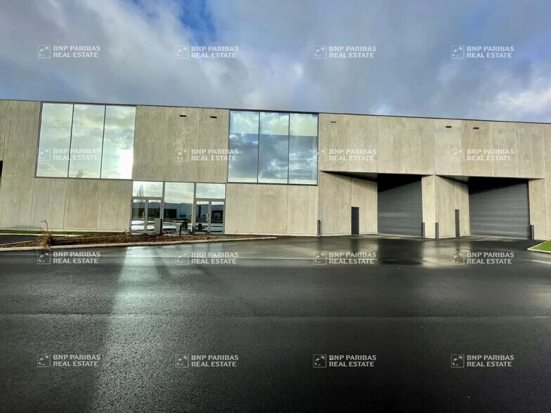 Flex in Seclin for lease - Building Photo - Image 2 of 14