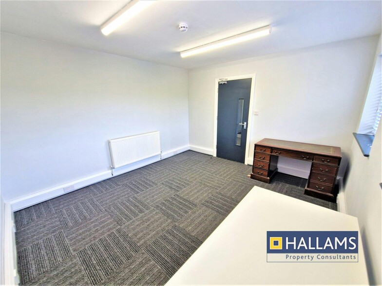 442 Chester Rd, Stockport for lease - Building Photo - Image 3 of 17