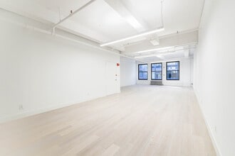 213 W 35th St, New York, NY for lease Interior Photo- Image 2 of 5