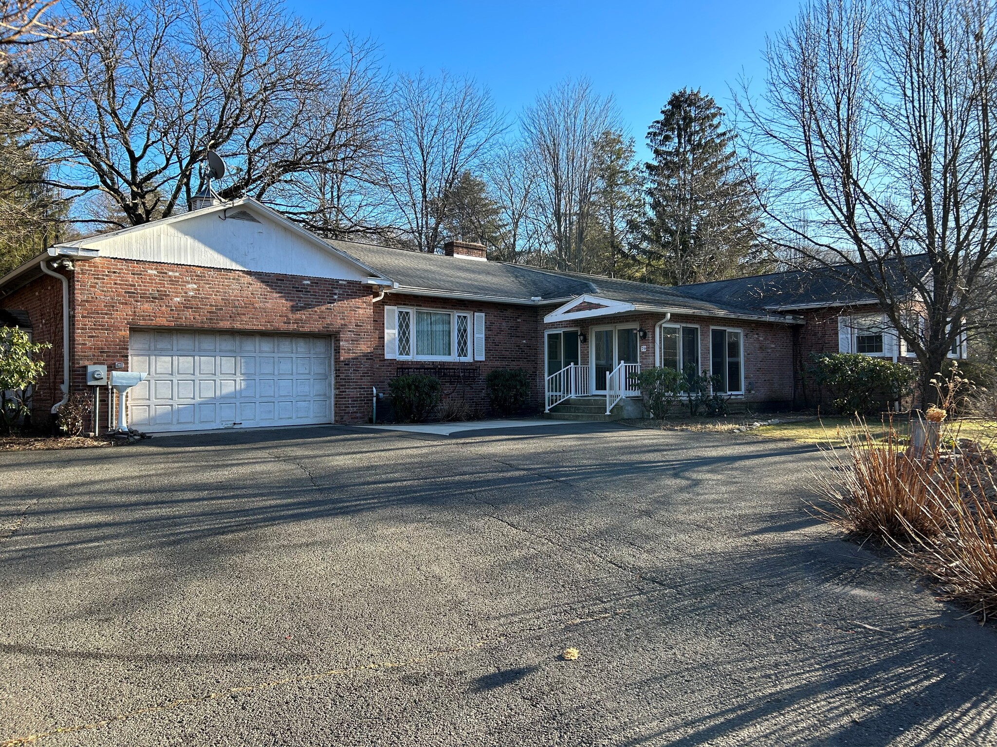 70 Southampton Rd, Holyoke, MA for sale Primary Photo- Image 1 of 1