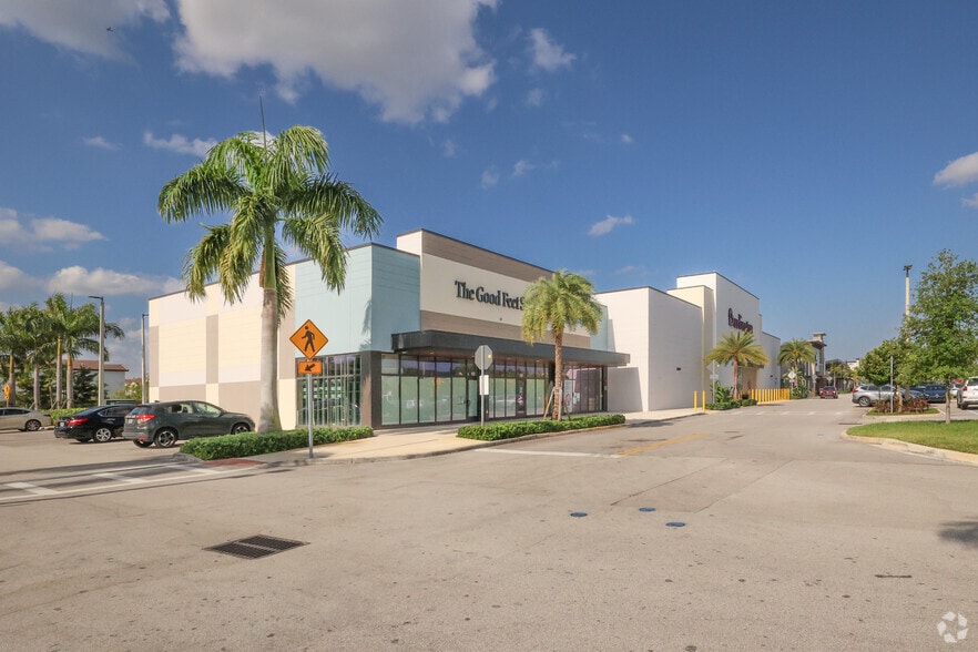 16000 Pines Blvd, Pembroke Pines, FL for lease - Primary Photo - Image 1 of 7