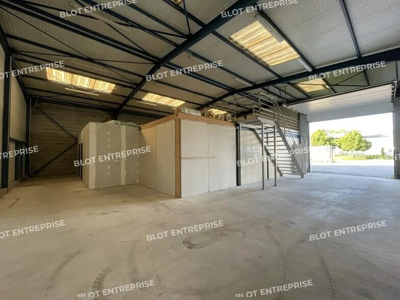 Flex in Orvault for lease - Interior Photo - Image 2 of 8