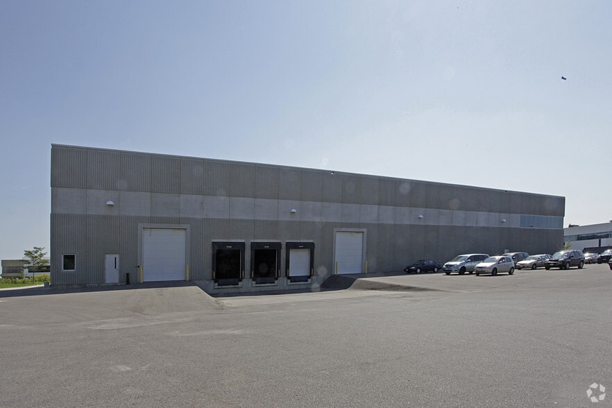 30 Via Renzo Dr, Richmond Hill, ON for sale - Building Photo - Image 2 of 8