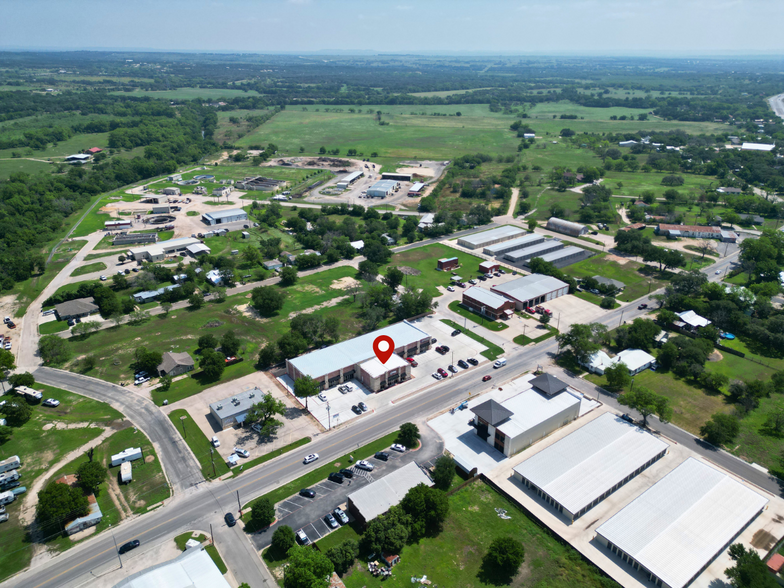 1009 E 4th St, Lampasas, TX for lease - Building Photo - Image 3 of 13