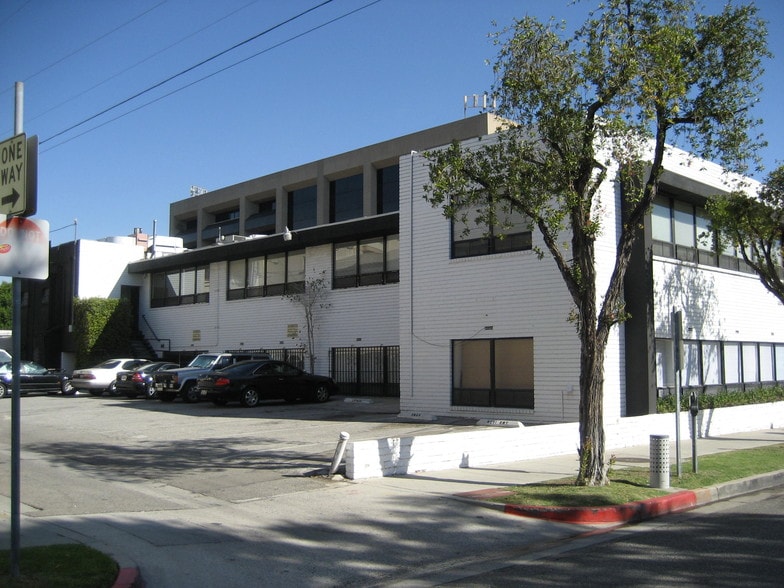 201-205 N Robertson Blvd, Beverly Hills, CA for lease - Building Photo - Image 3 of 10