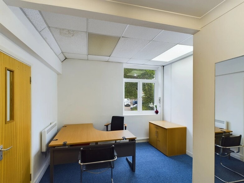 Queens Rd, Barnet for lease - Interior Photo - Image 2 of 2