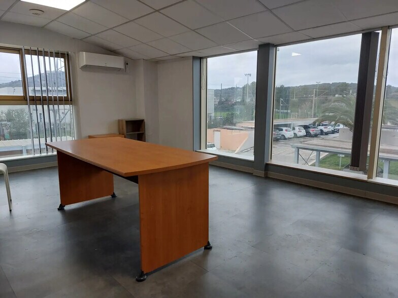 Office in Six-Fours-les-Plages for lease - Interior Photo - Image 2 of 16