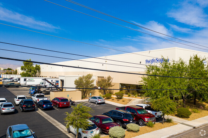 5845 Wynn Rd, Las Vegas, NV for lease - Primary Photo - Image 1 of 5