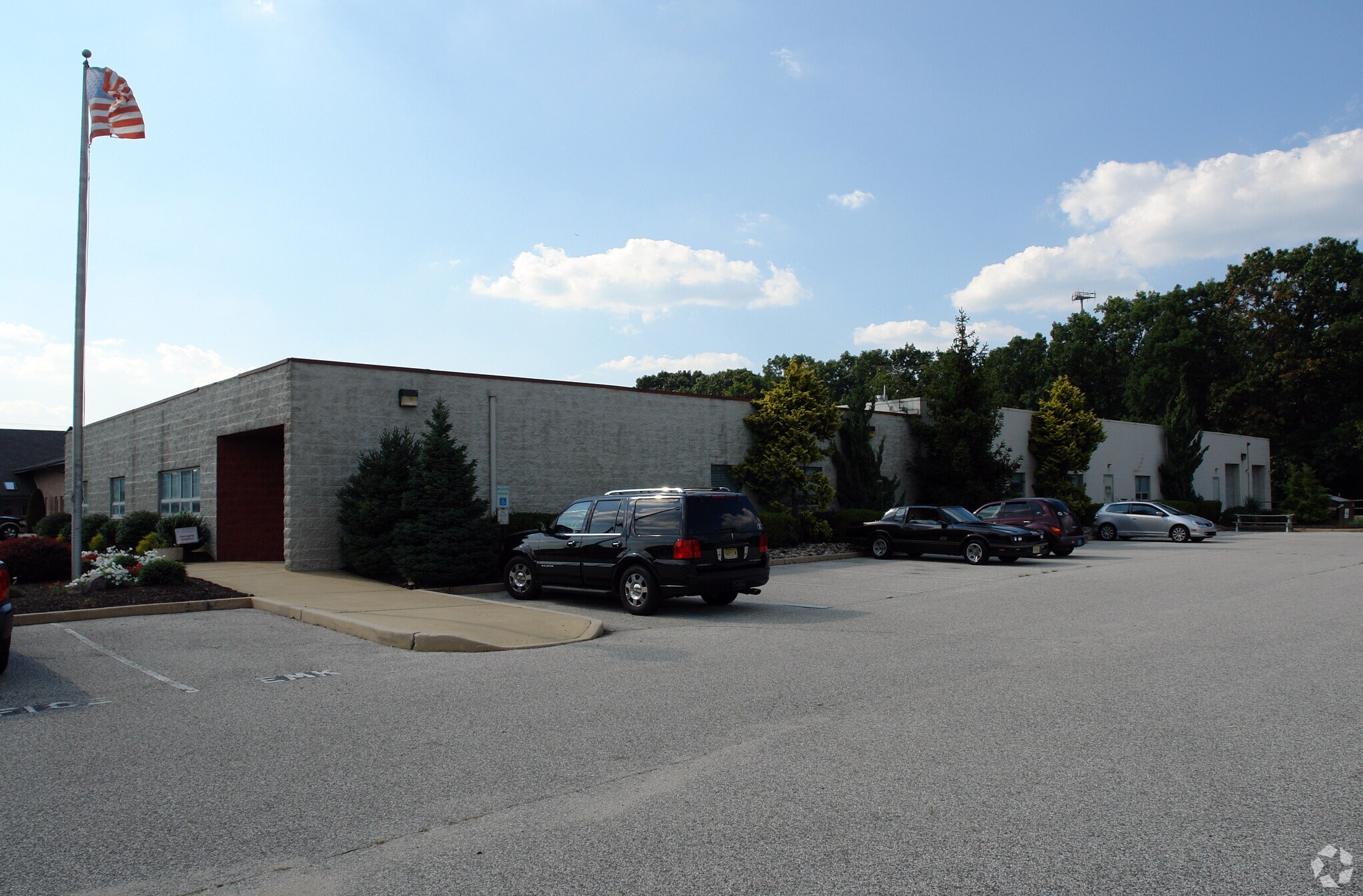 435 Commerce Ln, West Berlin, NJ for sale Primary Photo- Image 1 of 1