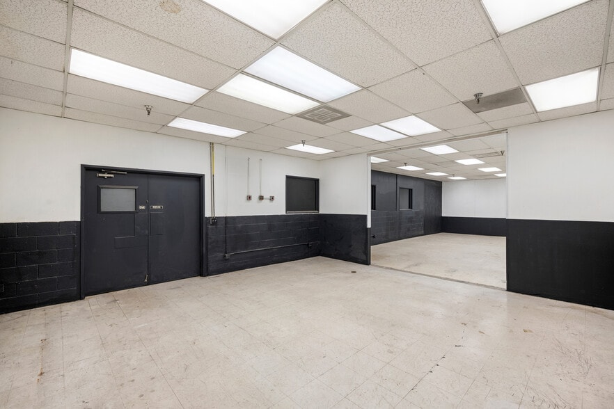 1570 W Mission Blvd, Pomona, CA for lease - Building Photo - Image 3 of 33