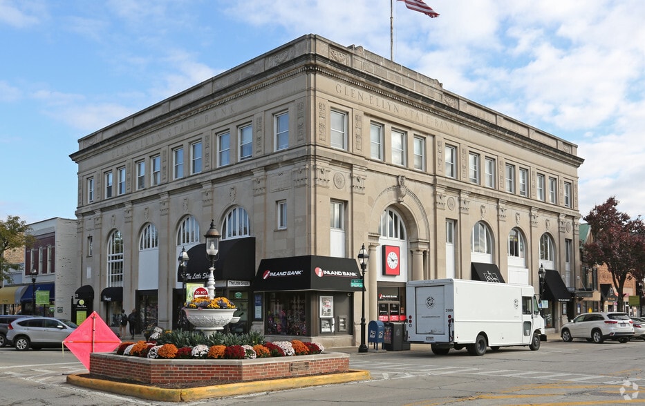 526 Crescent Blvd, Glen Ellyn, IL 60137