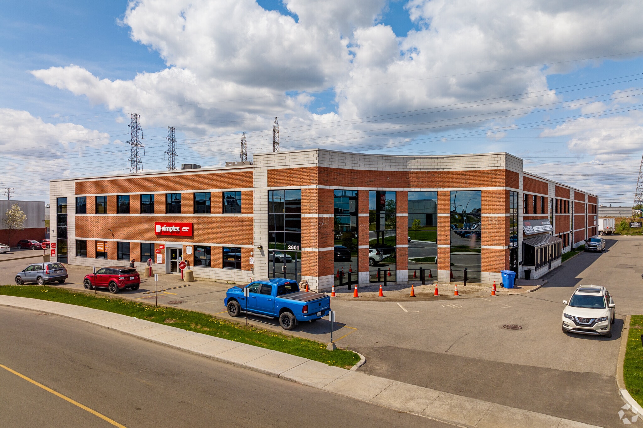 5580-5588 Boul des Rossignols, Laval, QC for sale Primary Photo- Image 1 of 1