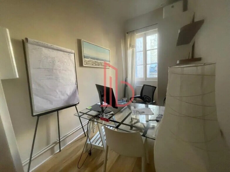 Office in Bordeaux for lease - Interior Photo - Image 1 of 3