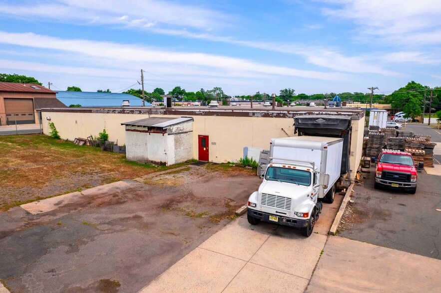 569 Joyce Kilmer Ave, New Brunswick, NJ for sale - Building Photo - Image 3 of 15