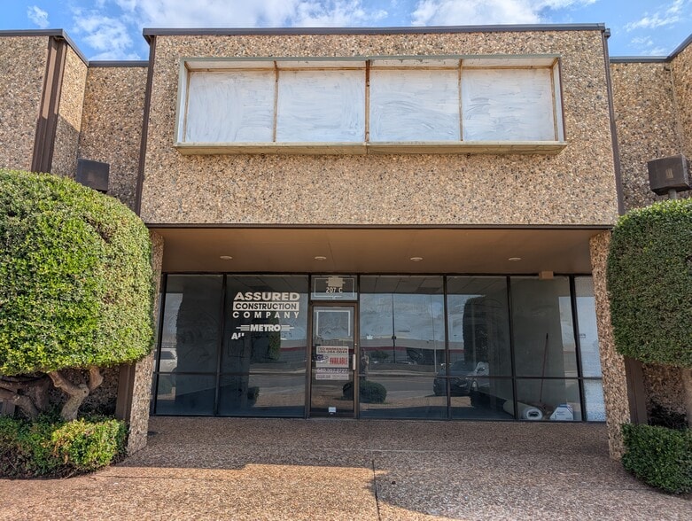 203-207 SW C Ave, Lawton, OK for lease - Building Photo - Image 1 of 4