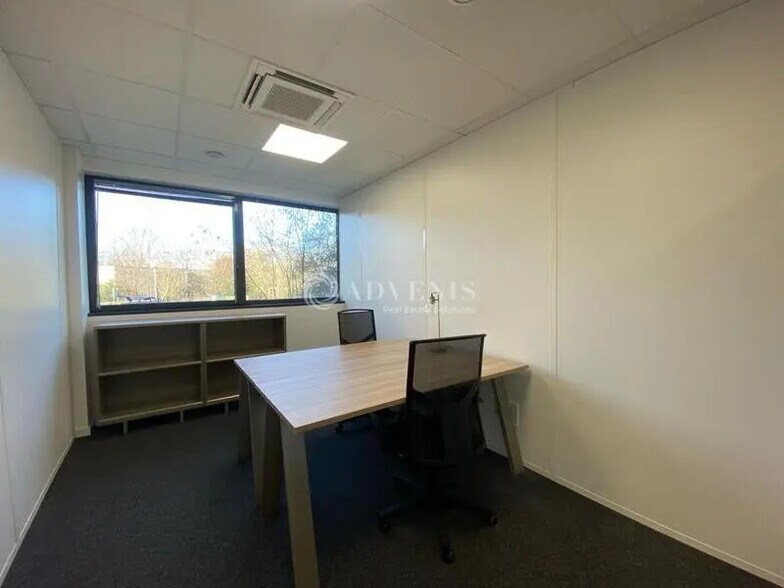Office in Élancourt for lease - Interior Photo - Image 2 of 8