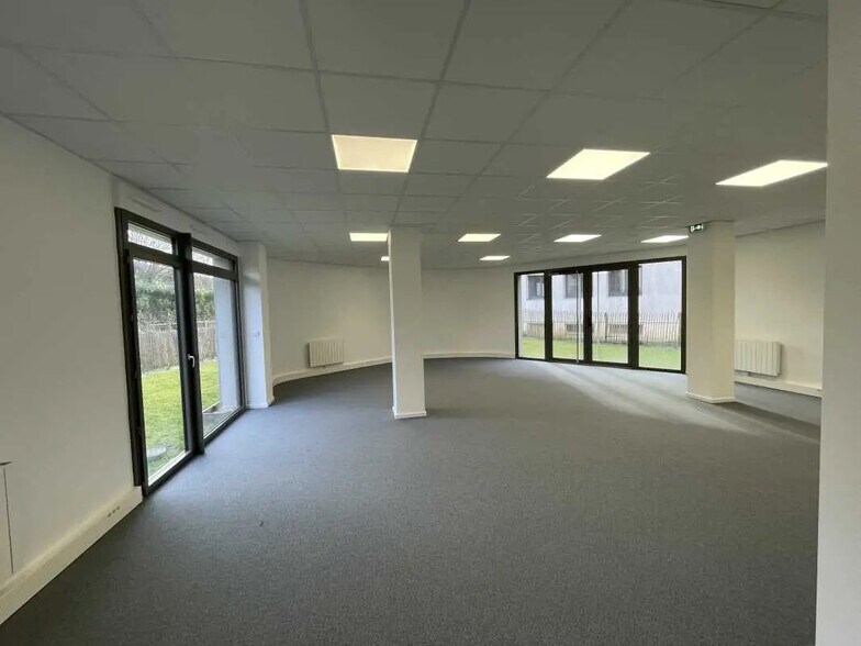 Retail in Bihorel for lease - Building Photo - Image 3 of 11