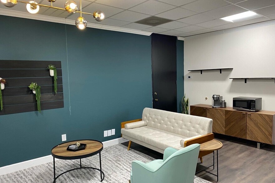 16850 Saturn Ln, Houston, TX for lease - Interior Photo - Image 2 of 19