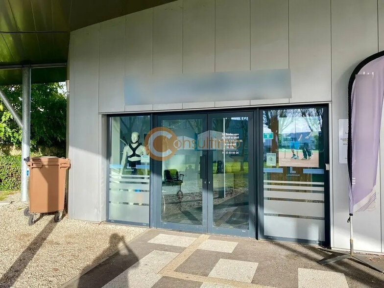 Retail in Libourne for lease - Lobby - Image 2 of 8