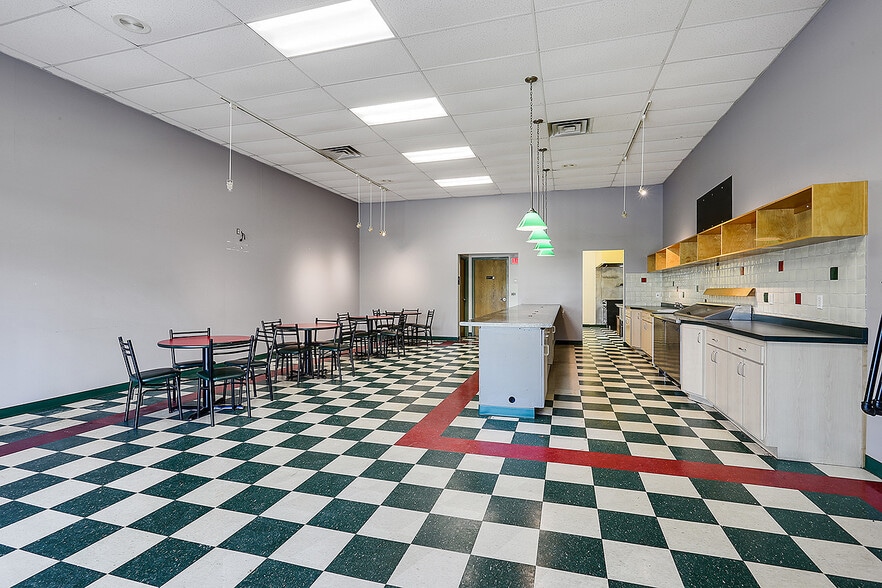 2450 Velp Ave, Howard, WI for lease - Interior Photo - Image 2 of 12